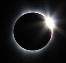 900px-SolarEclipseDiamondRing-corvallisOR-2017-08-21.jpg