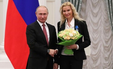 Vladimir_Putin_at_award_ceremonies-with-eteri-_(2018-11-27)_31.jpg