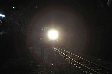 800px-Kalka-Shimla_Railway_at_night_in_Solan_-_approaching_train.JPG