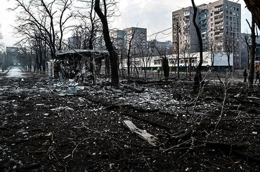 War_damages_in_Mariupol,_12_March_2022_(01).jpg